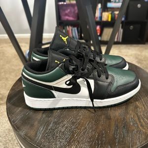 Air Jordan Low green youth size 7